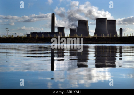 Des nuages de vapeur s'élèvent sur les tours de refroidissement de la turbine à gaz et à charbon centrale électrique Didcot Oxfordshire England UK Banque D'Images