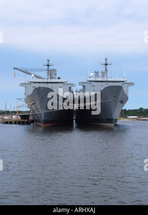 US Naval Fast Sealift Cargos et Denebola Regulus à quai à la base navale de Norfolk Virginia USA Banque D'Images