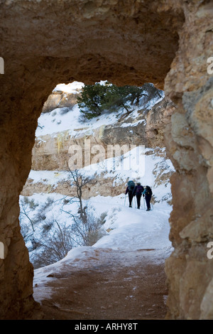 Backpackers sur le Bright Angel Trail dans le Grand Canyon en hiver Banque D'Images