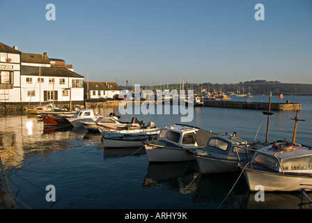 Falmouth, Cornwall, UK. Voir Custom House Quay montrant la chaîne Locker public house, tôt le matin Banque D'Images