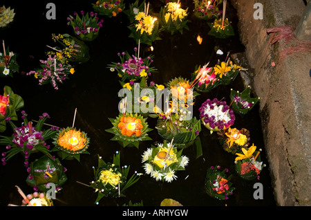 Krathong illuminé ou radeau flotte Jong Kham Lac de Mae Hong Son, Thaïlande Banque D'Images