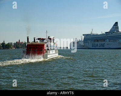 Palette de vieux bateaux de banderoles de quitter le port d'Helsinki en arrière-plan un ferry de la compagnie Silja Line navire Banque D'Images