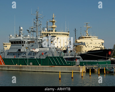 Navire de la garde côtière et deux brise-glace d'un séjour dans le port du nord d'Helsinki Banque D'Images