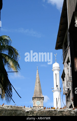 Cathédrale anglicane à côté de mosquée à Stone Town, Zanzibar, Tanzanie, Afrique de l'Est Banque D'Images