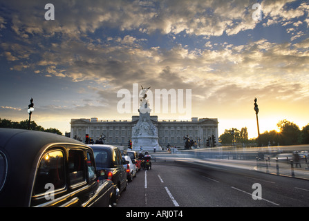 Le palais de Buckingham au coucher du soleil dans la ville de Londres Angleterre Royaume-uni Cette photographie a été prise le 21 septembre 2006 Banque D'Images