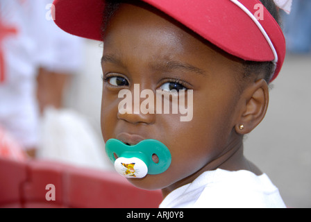 Femme fille enfant sucer une sucette Banque D'Images