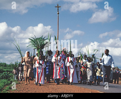 Procession des Rameaux aller à Église catholique romaine à Isiolo, au nord du Kenya Afrique de l'Est Banque D'Images