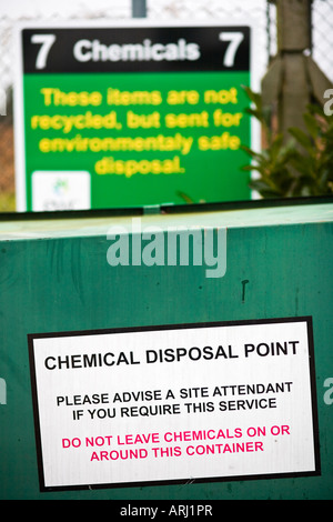 Produits chimiques pour le recyclage dans un centre de recyclage, UK Banque D'Images