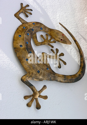 Lézard sur un mur de métal Banque D'Images