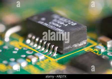 Macro d'une micropuce de circuit intégré sur une carte de circuit imprimé verte. Comprend des composants électroniques et de soudure détaillés pour les projets technologiques. Banque D'Images