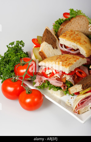 Un plateau de sandwichs avec garniture de légumes sur la table à manger Focaccia pain de dessus vue de dessus aux États-Unis US personne vertical haute résolution Banque D'Images