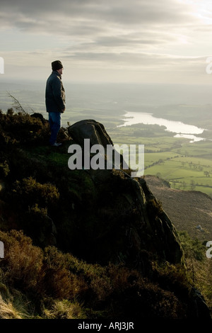 Une rambler à vers Tittesworth réservoir au cafards, dans le parc national de Peak District à Staffordshire Banque D'Images