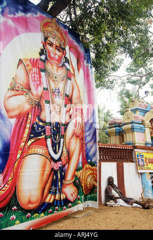Poster indien d'Hanuman en dehors d'un temple hindou. Puttaparthi, Andhra Pradesh, Inde Banque D'Images