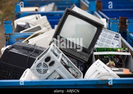 La Télévision et moniteurs pour recyclage dans un centre de recyclage, UK Banque D'Images