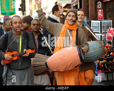 Une bande d'adeptes Hare Krishna sur Whitehall London Banque D'Images