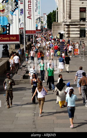 Foule marcher le long de la rive sud à pied Queens London Banque D'Images