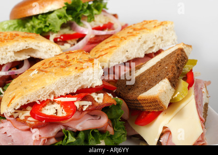Un plateau de sandwichs de pain Foccacia avec des légumes sur une table à manger d'en haut de la tête de fermer personne aux États-Unis horizontal haute résolution Banque D'Images