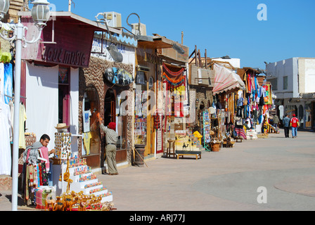 Scène de rue avec des boutiques de souvenirs, Dahab, péninsule du Sinaï, Égypte Banque D'Images