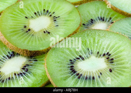 Tranches de kiwi frais biologique organisée montrant les pépins et structure Banque D'Images