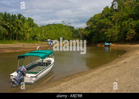 Bateaux sur la rivière à Santa Catalina Provincia de Veraguas Panama Banque D'Images