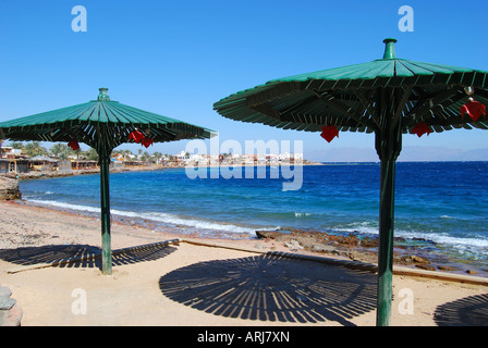 Parasols, Dahab, péninsule du Sinaï, Égypte Banque D'Images