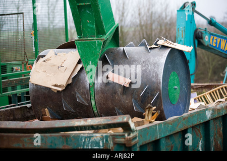 Le recyclage du bois récipient dans un centre de recyclage, UK Banque D'Images