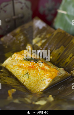 La spécialité alimentaire malaisien otak otak, purée de poisson épicé enveloppées dans des feuilles de bananier Banque D'Images