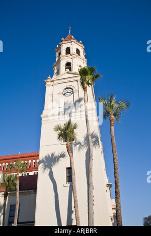 La tour de l'horloge sur la cathédrale de Saint Augustin à Saint Augustine, Floride.Le chou palmiste, est l'arbre officiel de l'état de Floride. Banque D'Images