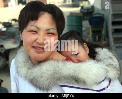 Femme Inuit avec l'enfant sur le dos, du Canada, du Nunavut, de Gjoa Haven Banque D'Images