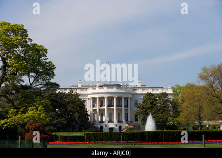 Compte tenu de l'printemps arrière de la Maison Blanche avec le balcon Truman à partir de l'Ellipse à Washington DC. Banque D'Images