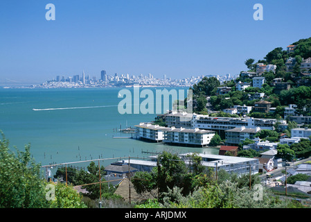 Sausalito, une ville sur la baie de San Francisco au comté de Marin, avec la ville de San Francisco dans la distance, California, USA Banque D'Images