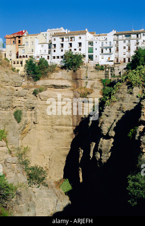 Les maisons au bord de l'El Tajo, Ronda, Andalousie, Espagne Banque D'Images