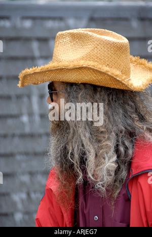 Les hommes sans-abri avec de très longs cheveux et une barbe portant un chapeau au centre-ville de Détroit, Michigan mi Banque D'Images