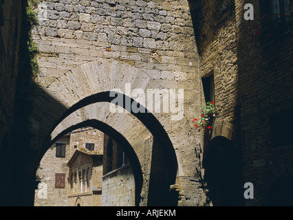 Arcades, San Gimignano, UNESCO World Heritage Site, Toscane, Italie, Europe Banque D'Images