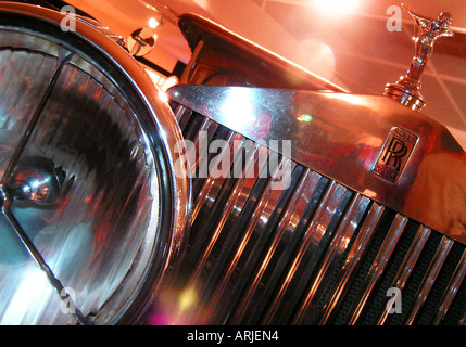 Vue frontale de vintage Rolls Royce à l'automobile salon de voitures avec des personnalités phares et calandre chromée Banque D'Images