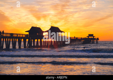 Naples, Floride, USA. Les gens se sont réunis sur le quai au coucher du soleil Banque D'Images