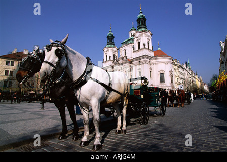 Cheval et sa voiture et l'église Saint-Nicolas, Place de la Vieille Ville, Prague, République Tchèque, Europe Banque D'Images