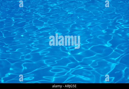 Les ondes à la piscine Banque D'Images