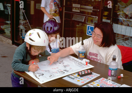 Garçon s'appuyant sur la carte de la sécurité des jeunes à vélo Express Rodeo l'âge de 4 et 30. St Paul Minnesota MN USA Banque D'Images