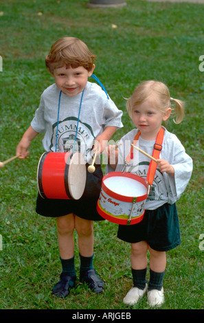 Frère et soeur de 4 et 3 à jouer de la batterie à Selby Day Parade. St Paul Minnesota MN USA Banque D'Images