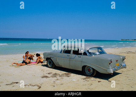 1950 voiture américaine sur la plage, Goanabo, Cuba, mer des Caraïbes, l'Amérique centrale Banque D'Images