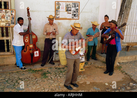 Vieux musiciens de rue, Trinidad, Cuba, Caraïbes, Amérique Centrale Banque D'Images