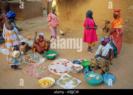 Les femmes Bambara dans le marché, Segoukoro, Segou, Mali, Afrique Banque D'Images