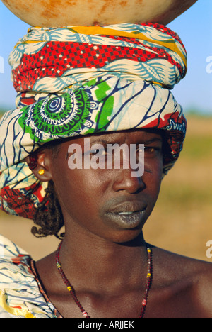 Jeune femme de la tribu Peul, Djenné, Mali, Afrique Banque D'Images