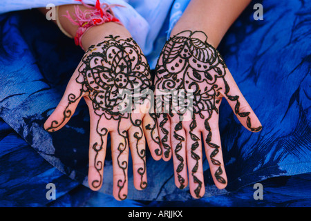 Woman's hands décorée de henné, Rajasthan, Inde Banque D'Images