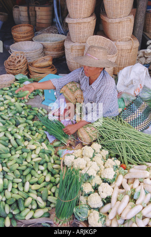 Vente de légumes à Angkor Wat, Siem Reap, Cambodge, Indochine, Asie Banque D'Images