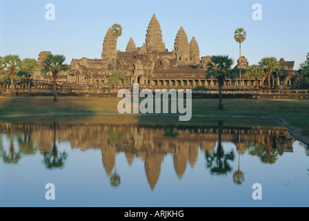 Le Temple d'Angkor Wat reflété dans le lac, Angkor, Siem Reap, Cambodge, Indochine, Asie Banque D'Images