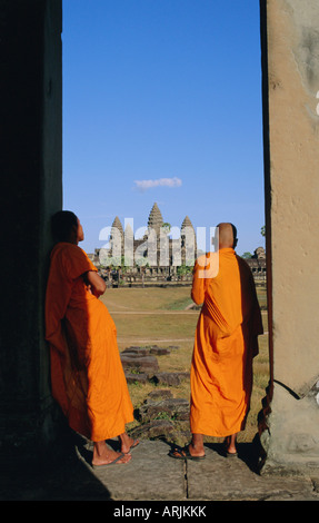 Les moines bouddhistes à l'ensemble du temple d'Angkor Wat, Angkor, Siem Reap, Cambodge, Indochine, Asie Banque D'Images