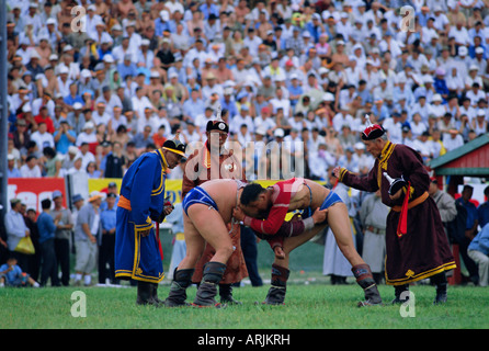 La lutte lors du tournoi, Festival Naadam, Oulan-Bator (Oulan-Bator), la Mongolie, l'Asie Banque D'Images