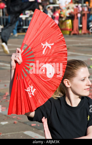 French Girl holding ventilateur chinois au cours d'une manifestation à l'arts des célébrations du Nouvel An chinois à Southampton en Angleterre Banque D'Images